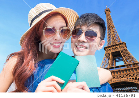 couple travel to paris couple travel to paris 41136791