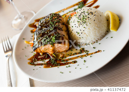 baked salmon with rice 41137472