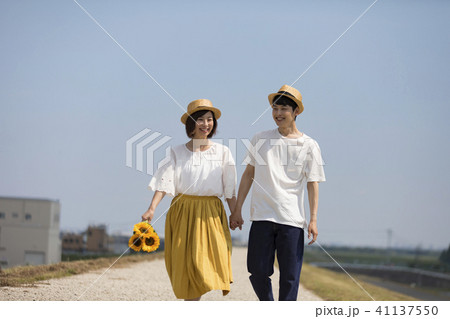 花を持つカップル 41137550