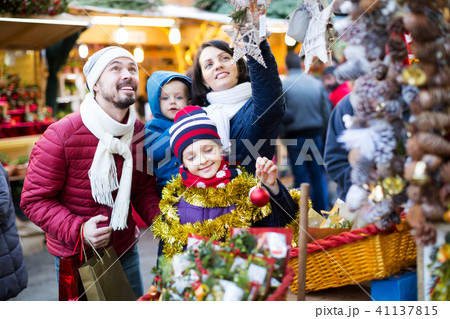 Family purchasing Christmas decoration Family purchasing Christmas decoration 41137815