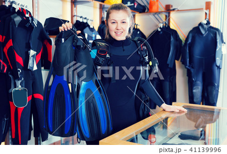 woman is standing in full set of diving equipment 41139996