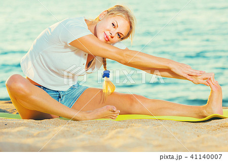 Female 20-30 years old is practicing stretching in white T-shirt 41140007