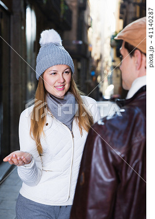 Man and woman talking at the streets in hats 41140287