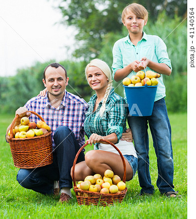 Positive parents and children with apples 41140564