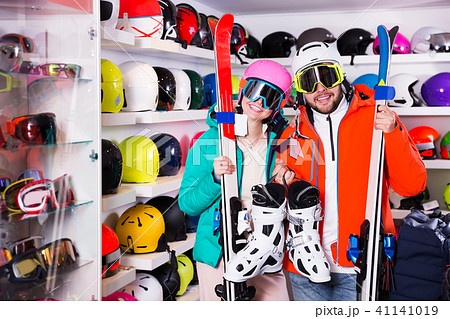 Couple in skiing outfit in store 41141019