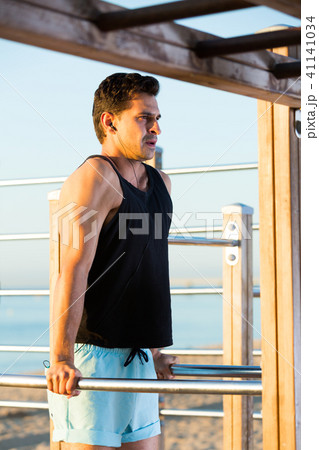 Man doing dips on parallel bars 41141034