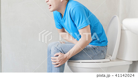 man feel pain with constipation 41142024