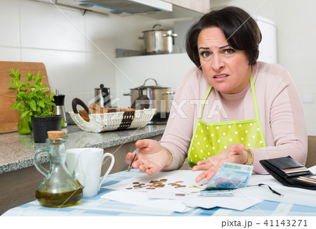 Broke housewife without money enough for payment 41143271