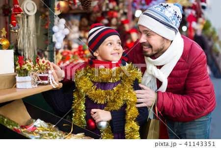 Little girl with dad buying decorations for Xmas Little girl with dad buying decorations for Xmas 41143351
