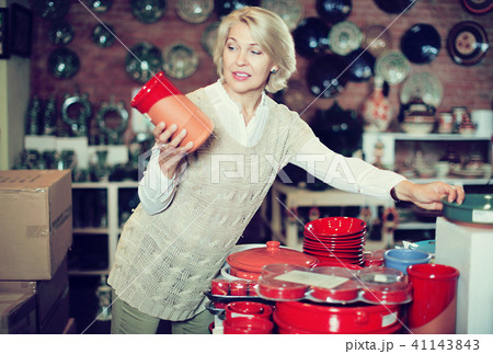 Woman chooses ceramic 41143843