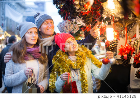married couple with a teenage daughter at Christmas market married couple with a teenage daughter at Christmas market 41145129