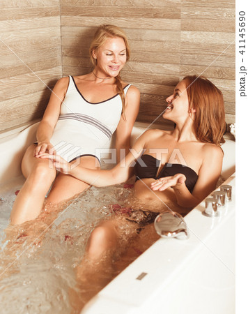 Young women are talking while enjoying aromatherapy 41145690