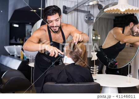 hairdresser working with hair clipper 41146011