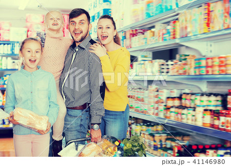 Family of four with full basket Family of four with full basket 41146980