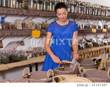 Customer buying ñereals by weight Customer buying ñereals by weight 41147167