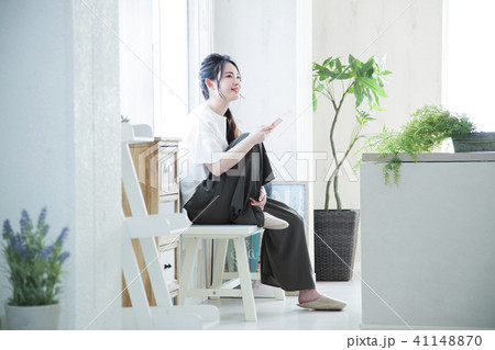 女性 スマホ 若い女性 かわいい ライフスタイル リビング 女性 スマホ 若い女性 かわいい ライフスタイル リビング 41148870