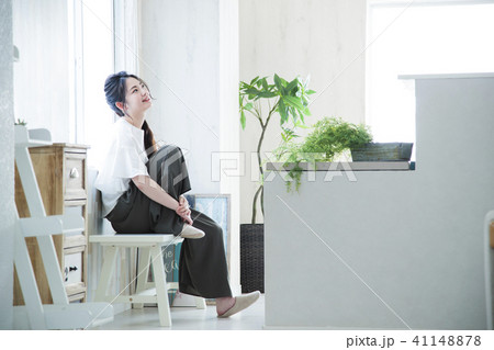 女性 若い女性 かわいい ライフスタイル リビング 女性 若い女性 かわいい ライフスタイル リビング 41148878