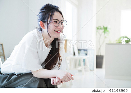 女性　若い女性　かわいい　ライフスタイル　リビング 41148966