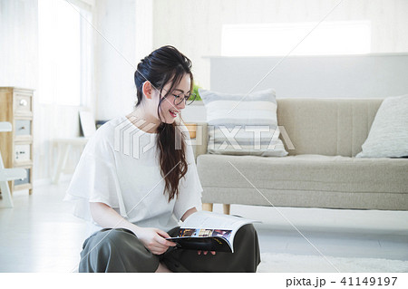 女性 若い女性 かわいい ライフスタイル リビング 女性 若い女性 かわいい ライフスタイル リビング 41149197