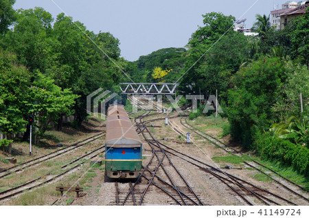 ヤンゴン環状線の普通列車 41149724