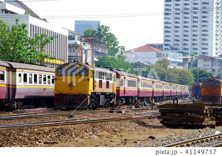 タイ国鉄の普通列車の写真素材