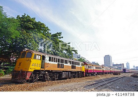 タイ国鉄の普通列車の写真素材