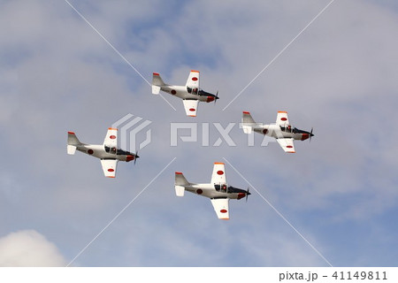 小月基地の航空ショーで編隊を組んでアクロバット飛行する海上自衛隊のT-5国産初等練習機 41149811