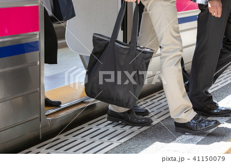 電車　足元　パーツ　撮影協力・京王電鉄株式会 41150079