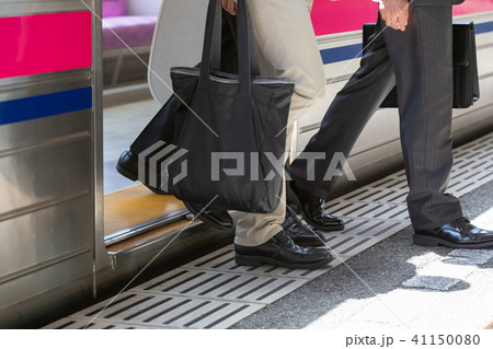 電車　足元　パーツ　撮影協力・京王電鉄株式会 41150080