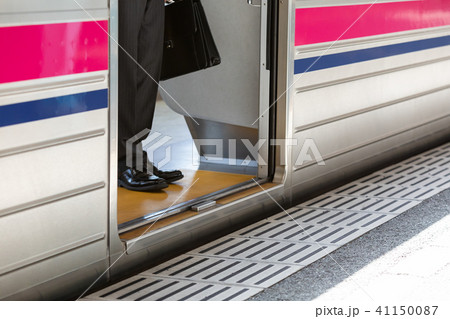 電車　足元　パーツ　撮影協力・京王電鉄株式会 41150087