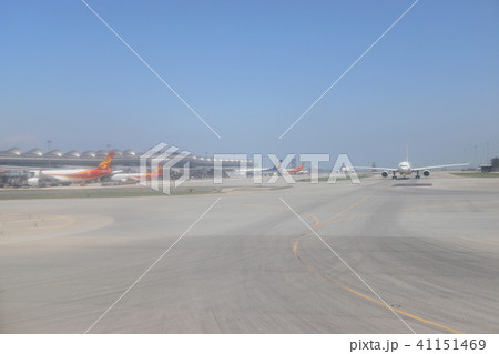 a Midfield Concourse the Chek Lap Kok Airport a Midfield Concourse the Chek Lap Kok Airport 41151469