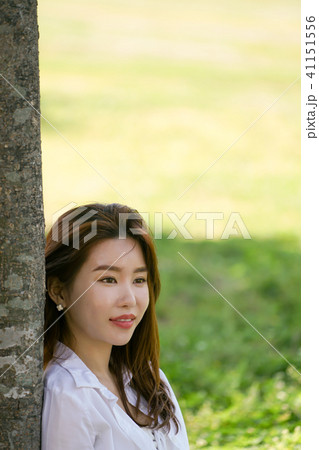Taking a rest below tree with a sunny day 41151556