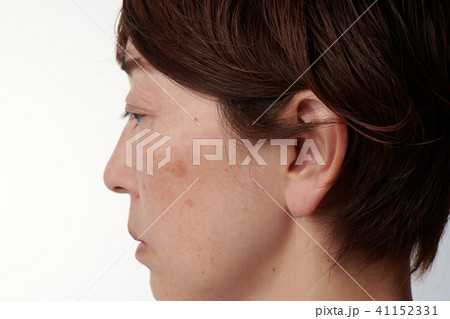 40代女性横顔の写真素材