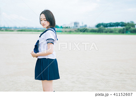 校庭にいる女子高生 校庭にいる女子高生 41152607