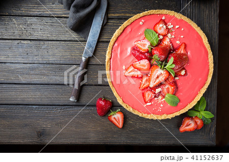 Tart with strawberries Tart with strawberries 41152637
