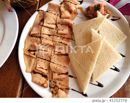 slice raw foie gras with sea salt 41152779