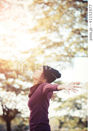 lifestyle concept - beautiful happy woman  41152977