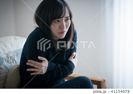 寒さに震える若い日本人女性の写真素材