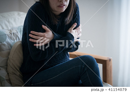 寒さに震える若い日本人女性 寒さに震える若い日本人女性 41154079