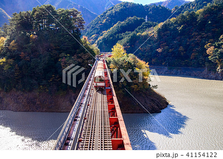 【静岡県】晩秋の奥大井湖上駅と列車 【静岡県】晩秋の奥大井湖上駅と列車 41154122