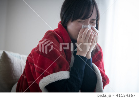 鼻をかむ若い女性 鼻をかむ若い女性 41154367