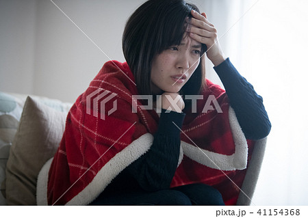 風邪のひき始め 体調不良の若い女性 風邪のひき始め 体調不良の若い女性 41154368