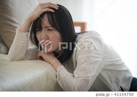気持ちが悪い 体調不良の若い女性 気持ちが悪い 体調不良の若い女性 41154750