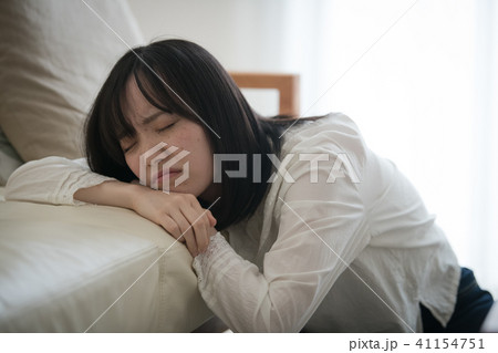 気持ちが悪い 体調不良の若い女性 41154751