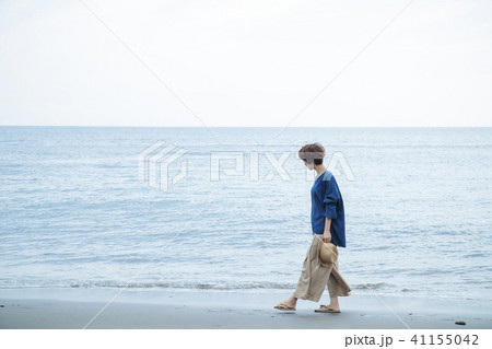 海 散歩 女性 砂浜 海岸 旅行 観光 海辺 リラックス 海 散歩 女性 砂浜 海岸 旅行 観光 海辺 リラックス 41155042