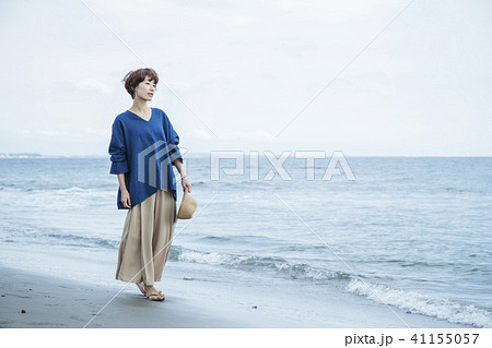 海 散歩 女性 砂浜 海岸 旅行 観光 海辺 リラックス 海 散歩 女性 砂浜 海岸 旅行 観光 海辺 リラックス 41155057