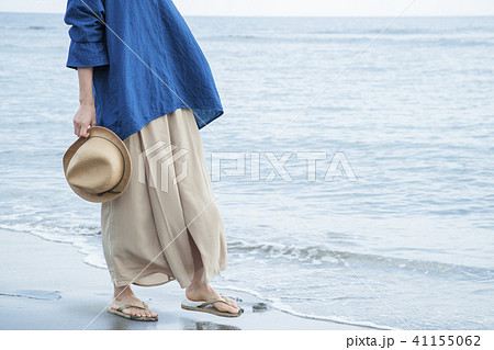 海 散歩 女性 砂浜 海岸 旅行 観光 海辺 リラックス 海 散歩 女性 砂浜 海岸 旅行 観光 海辺 リラックス 41155062