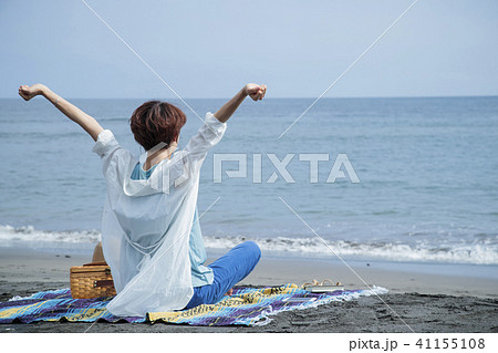 海 ピクニック 女性 アウトドア 海岸 旅行 海辺 リラックスの写真素材