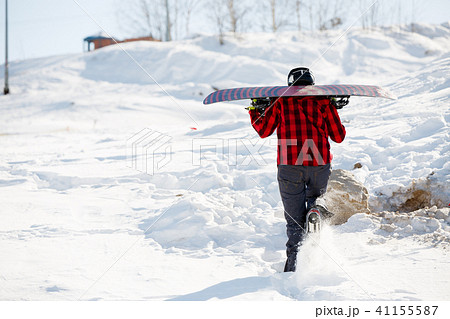 Picture from back of man with snowboard 41155587