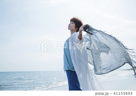 海 散歩 女性 砂浜 海岸 旅行 観光 海辺 リラックス 海 散歩 女性 砂浜 海岸 旅行 観光 海辺 リラックス 41155693
